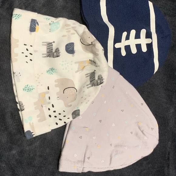 2. Bundle of 8 newborn+ hats and 1 pair of baby mitts - Picture 5 of 5